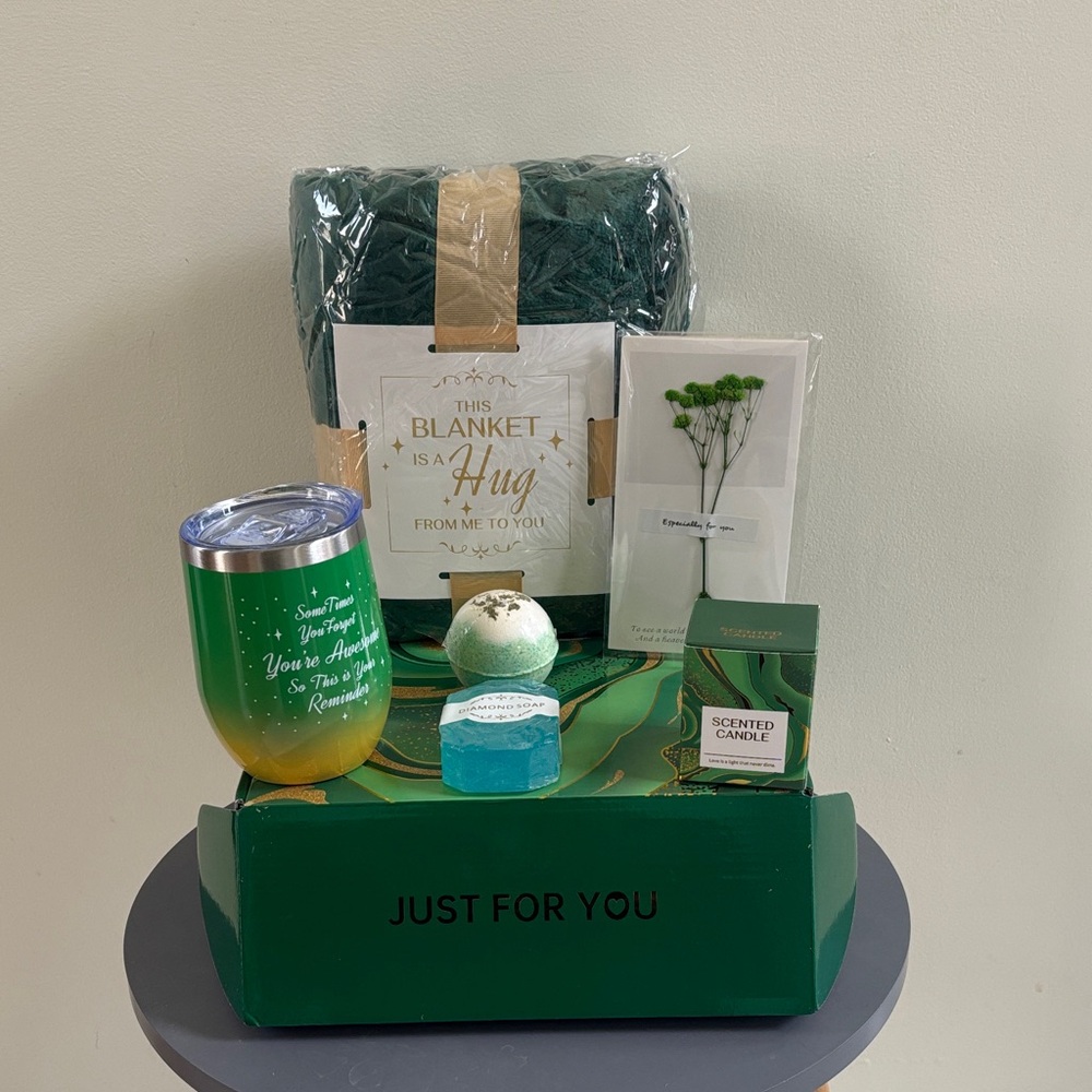 Green Women’s Bath & Body Gift Set with Blanket & Candle
